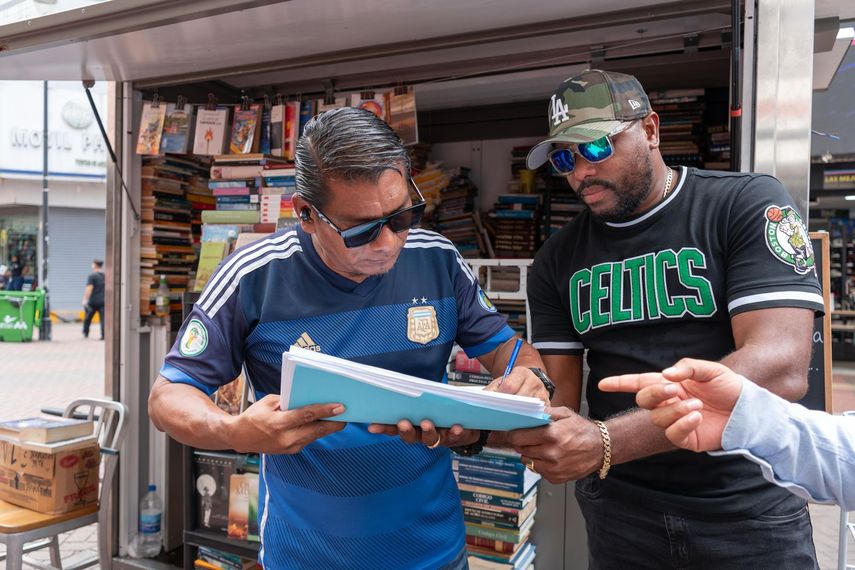 Microempresarios en la Peatonal beneficiados con la entrega de primeros cubículos