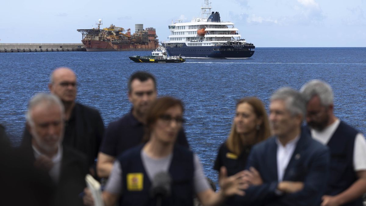 El crucero holandés MV Hondius, afectado por un brote de hantavirus, reposta y ultima los preparativos en el puerto canario de Granadilla (Tenerife, Altántico) para partir hacia Países Bajos, una vez que este lunes concluya el desembarco del resto de pasajeros que no lo hicieron ayer. El crucero holandés MV Hondius, afectado por un brote de hantavirus, reposta y ultima los preparativos en el puerto canario de Granadilla (Tenerife, Altántico) para partir hacia Países Bajos, una vez que este lunes concluya el desembarco del resto de pasajeros que no lo hicieron ayer.