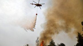 Grecia lucha contra dos importantes incendios forestales