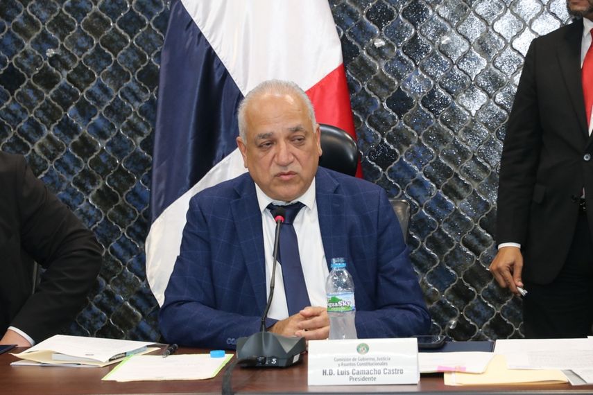 Luis Eduardo Camacho, preside la Comisión de Gobierno. Luis Eduardo Camacho, preside la Comisión de Gobierno.