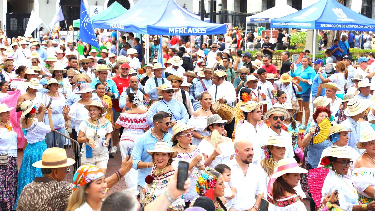 Cada fin de mes, miles de visitantes se dan cita al Casco Peatonal. Cada fin de mes, miles de visitantes se dan cita al Casco Peatonal.