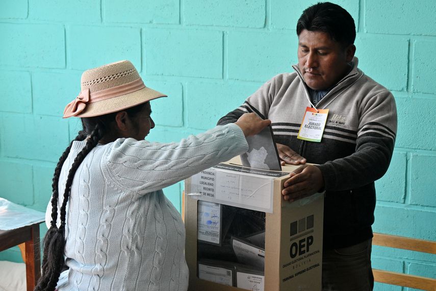 Bolivia vota en unas elecciones que tienen a la derecha como favorita