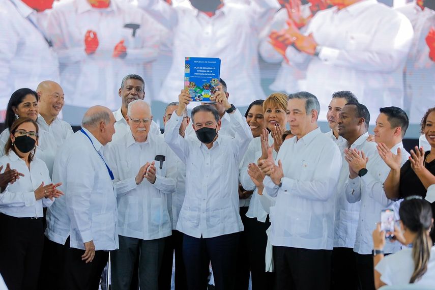 Cortizo recibe Plan de Desarrollo Integral de Colón