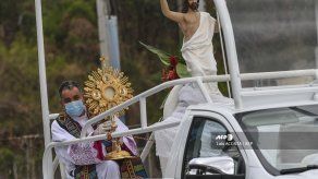 Monseñor Ulloa celebra la Pascua en el papamóvil por COVID-19