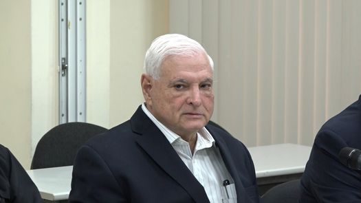 El expresidente panameño Ricardo Martinelli, asilado en Colombia, se declaró este lunes inocente ante un tribunal de las acusaciones de haber lavado dinero de los sobornos de la constructora brasileña Odebrecht, constató la AFP. Martinelli, quien compareció por videollamada, comenzó a ser juzgado este lunes en Panamá junto con otra veintena de personas. El expresidente panameño Ricardo Martinelli, asilado en Colombia, se declaró este lunes inocente ante un tribunal de las acusaciones de haber lavado dinero de los sobornos de la constructora brasileña Odebrecht, constató la AFP. Martinelli, quien compareció por videollamada, comenzó a ser juzgado este lunes en Panamá junto con otra veintena de personas.
