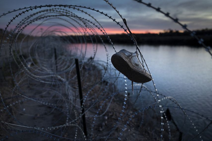 Una severa ley de Texas que permite detener en su territorio a migrantes que hayan ingresado ilegalmente a Estados Unidos quedó habilitada para entrar en vigencia este martes, tras una sorpresiva decisión del plenario de la Corte Suprema. Una severa ley de Texas que permite detener en su territorio a migrantes que hayan ingresado ilegalmente a Estados Unidos quedó habilitada para entrar en vigencia este martes, tras una sorpresiva decisión del plenario de la Corte Suprema.