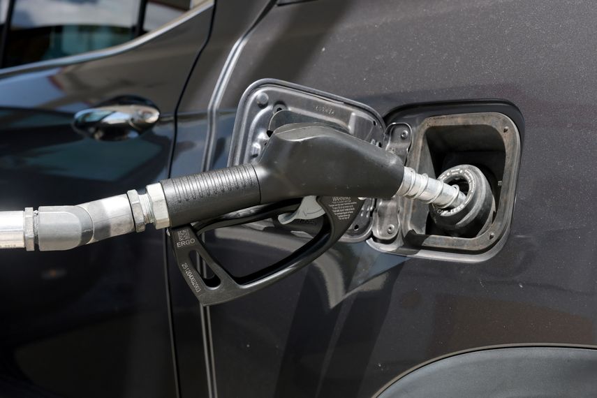 Los precios del petróleo retrocedían marcadamente este viernes después del anuncio de Irán sobre la apertura completa del estrecho de Ormuz durante el resto de la tregua con Estados Unidos.