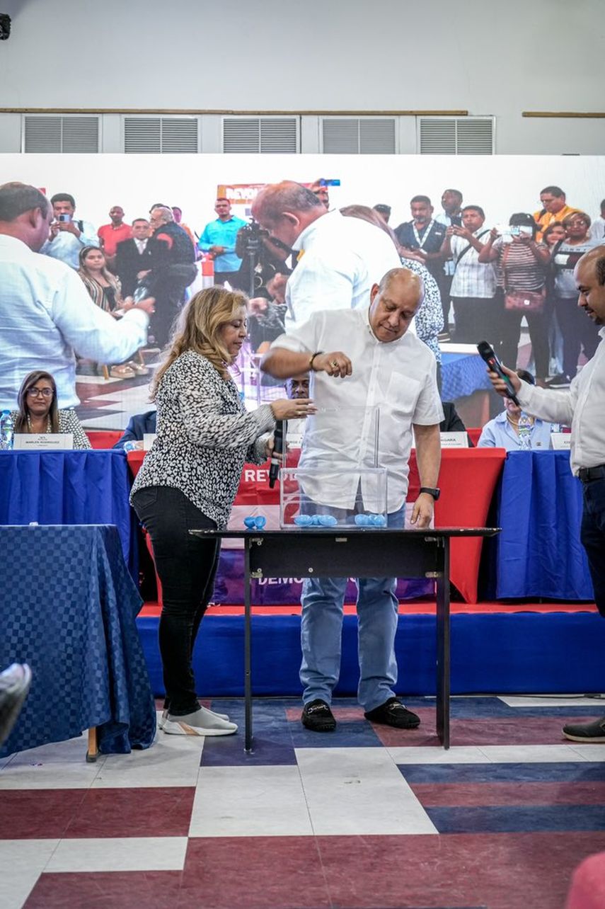 PRD realizó sorteo de postulaciones presidenciales.