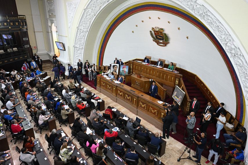 Parlamento de Venezuela posterga debate de polémica ley contra el fascismo