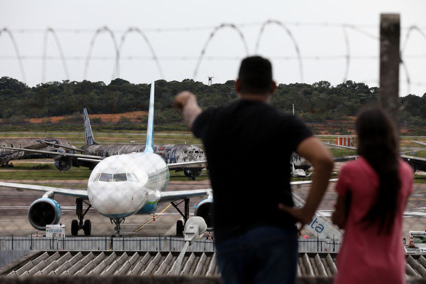 Dos aviones de la Fuerza Aérea del gobierno de Colombia llegaron este martes a Bogotá con unos 200 migrantes deportados por Estados Unidos, luego de superarse las tensiones diplomáticas con el gobierno de Donald Trump, confirmó el presidente Gustavo Petro. Dos aviones de la Fuerza Aérea del gobierno de Colombia llegaron este martes a Bogotá con unos 200 migrantes deportados por Estados Unidos, luego de superarse las tensiones diplomáticas con el gobierno de Donald Trump, confirmó el presidente Gustavo Petro.
