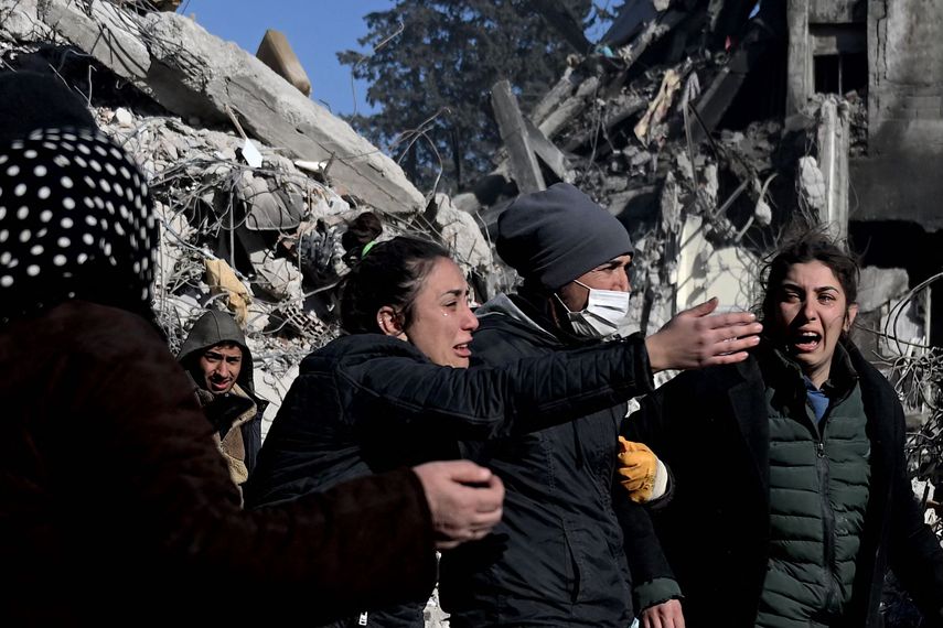 El balance del terremoto del 6 de febrero en Turquía y Siria superó los 41.000 muertos este jueves, según los recuentos oficiales actualizados, mientras Naciones Unidas solicitó 1.000 millones de dólares para afrontar la creciente crisis humanitaria.