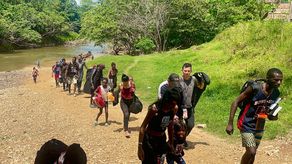 Migrantes continúan atravesando la selva del Darién en busca de sueño americano.