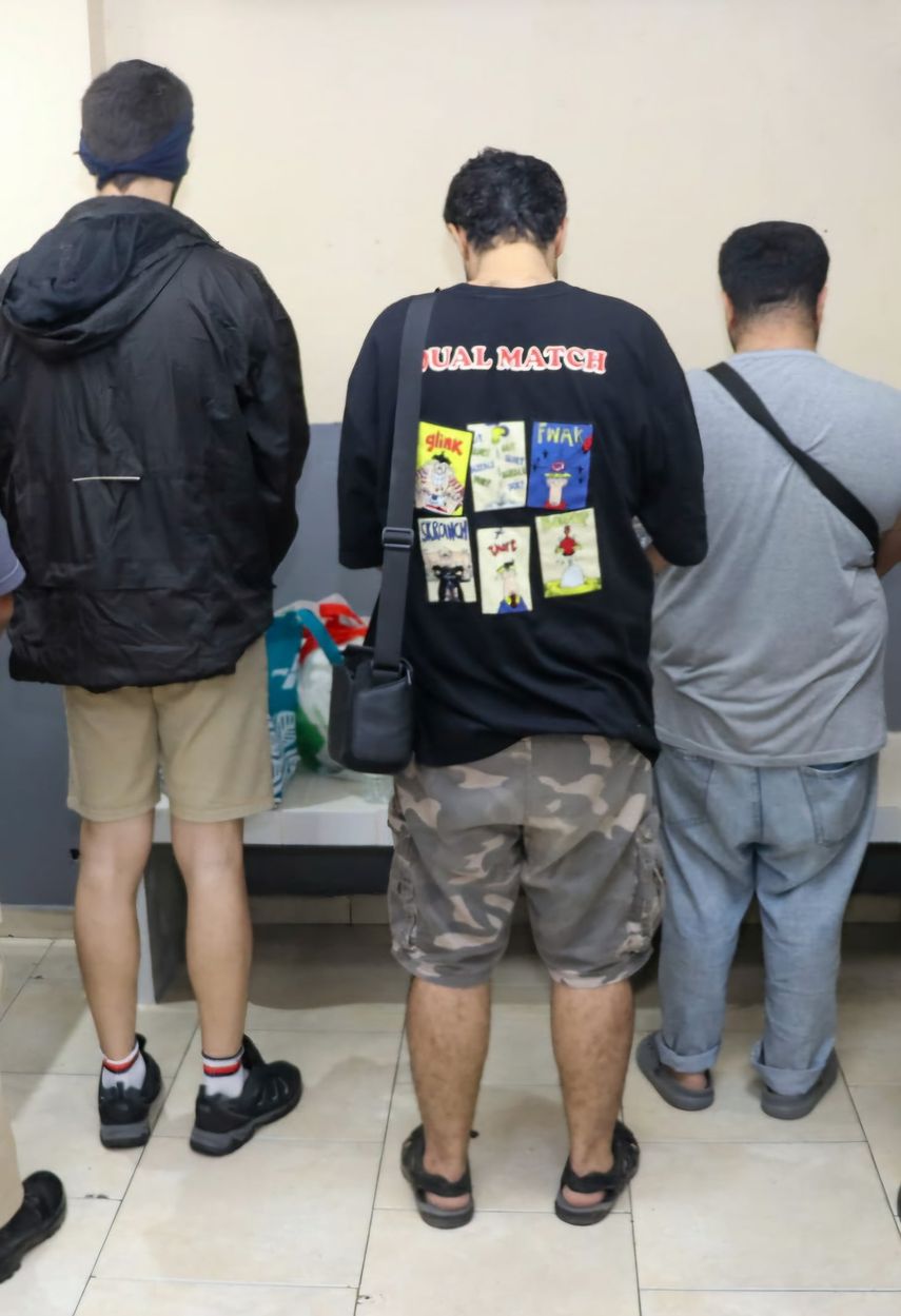 Las autoridades de Panamá expulsaron a tres ciudadanos iraníes por sus "vínculos con grupos terroristas en su país de origen", informó este jueves el Servicio Nacional de Migración (SNM) de la nación centroamericana. Las autoridades de Panamá expulsaron a tres ciudadanos iraníes por sus "vínculos con grupos terroristas en su país de origen", informó este jueves el Servicio Nacional de Migración (SNM) de la nación centroamericana.