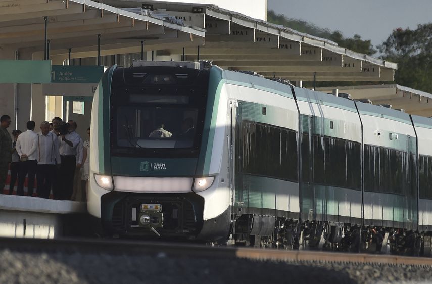 El Tren Maya, la obra magna del presidente Andrés Manuel López Obrador para el sureste de México, cumple un mes de su primer viaje con una baja proporción de turistas extranjeros, con apenas dos rutas en operación, fallas y retrasos. El Tren Maya, la obra magna del presidente Andrés Manuel López Obrador para el sureste de México, cumple un mes de su primer viaje con una baja proporción de turistas extranjeros, con apenas dos rutas en operación, fallas y retrasos.