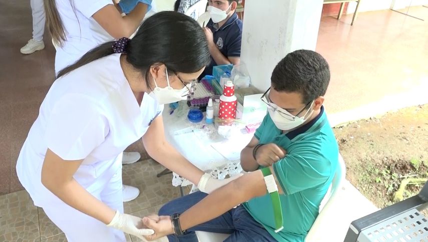Estudiantes de quinto año de la carrera de Tecnología Médica de UNACHI trabajan en una base de datos para facilitar la tarea a la hora en que se necesiten voluntarios donantes de sangre y salvar vidas.
