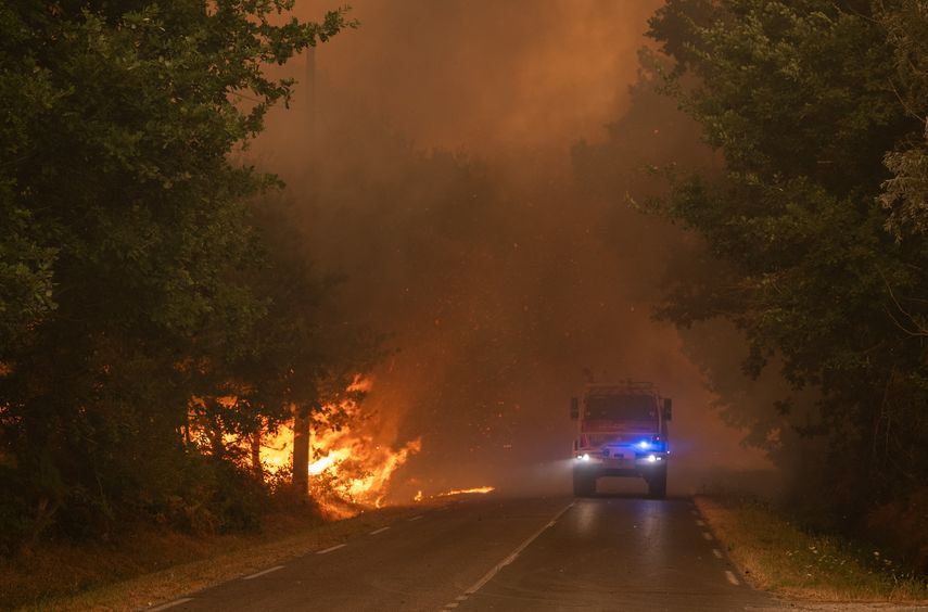 Los incendios descontrolados que siguen arrasando este sábado la región de Burdeos y los alrededores de Madrid forzaron la evacuación de casi 270.000 personas