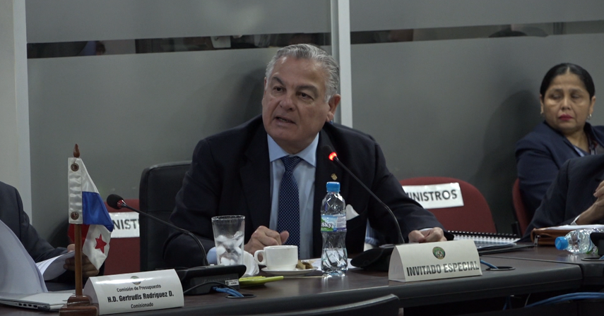 El contralor Anel Flores sustentó ante la Comisión de Presupuesto.