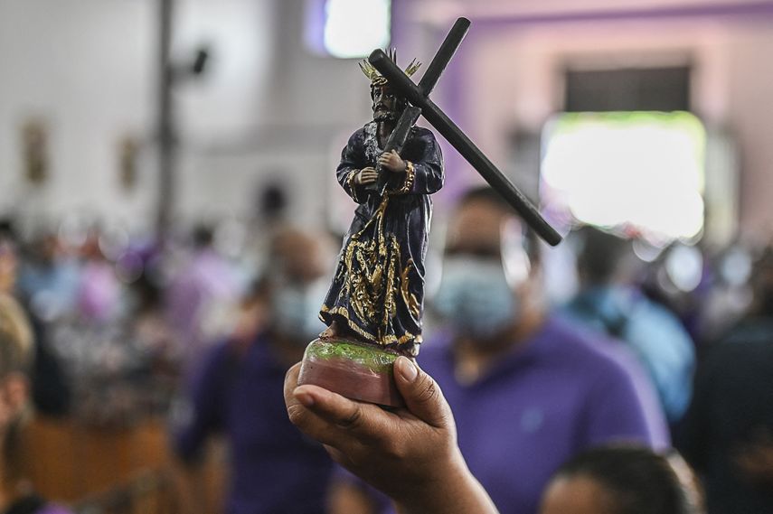 Cientos de paname&ntilde;os acuden a Portobelo