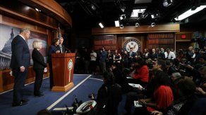 Senado de EEUU rechaza citar a nuevos testigos en juicio político contra Trump