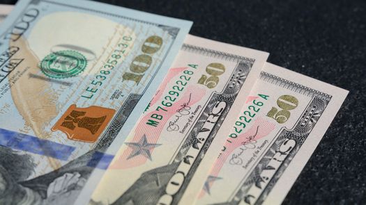 El Ministerio de Economía y Finanzas (MEF) informó que la más reciente subasta de Letras del Tesoro a 12 meses registró una demanda de USD297.07 millones, una cifra que superó en más de dos veces el monto adjudicado durante la primera vuelta. El Ministerio de Economía y Finanzas (MEF) informó que la más reciente subasta de Letras del Tesoro a 12 meses registró una demanda de USD297.07 millones, una cifra que superó en más de dos veces el monto adjudicado durante la primera vuelta.