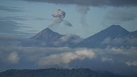 Las autoridades de Guatemala alertaron este sábado a la población sobre el peligro de la actividad explosiva de los volcanes de Fuego y Santiaguito, que están entre los colosos más activos del país. Las autoridades de Guatemala alertaron este sábado a la población sobre el peligro de la actividad explosiva de los volcanes de Fuego y Santiaguito, que están entre los colosos más activos del país.