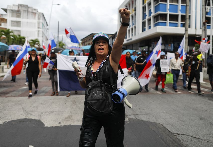 Panamá: Manifestantes siguen en las calles, ahora de luto