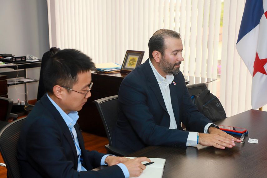 Altos ejecutivos de BYD, una empresa líder en tecnología y energía limpia, se reunieron en las oficinas del Ministerio de Comercio e Industrias (MICI) para explorar las ventajas ofrecidas por los regímenes especiales panameños. Altos ejecutivos de BYD, una empresa líder en tecnología y energía limpia, se reunieron en las oficinas del Ministerio de Comercio e Industrias (MICI) para explorar las ventajas ofrecidas por los regímenes especiales panameños.