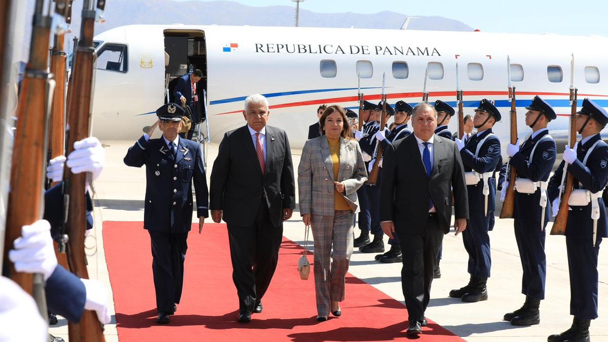 El Presidente José Raúl Mulino en compañía de la Primera Dama Maricel Cohen de Mulino y del canciller, Javier Martínez Acha, llegó a Santiago de Chile, para participar el miércoles 11 de marzo en la toma de posesión del Presidente José Antonio Kast y del nuevo gabinete presidencial, a realizarse en el Congreso Nacional de Valparaiso. El Presidente José Raúl Mulino en compañía de la Primera Dama Maricel Cohen de Mulino y del canciller, Javier Martínez Acha, llegó a Santiago de Chile, para participar el miércoles 11 de marzo en la toma de posesión del Presidente José Antonio Kast y del nuevo gabinete presidencial, a realizarse en el Congreso Nacional de Valparaiso.