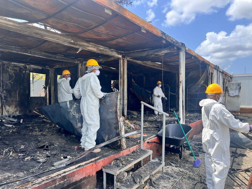 Las autoridades migratorias de Panamá informaron este miércoles que han sido encarcelados por 6 meses los 45 migrantes que vandalizaron un albergue en Darién, frontera natural con Colombia. Las autoridades migratorias de Panamá informaron este miércoles que han sido encarcelados por 6 meses los 45 migrantes que vandalizaron un albergue en Darién, frontera natural con Colombia.