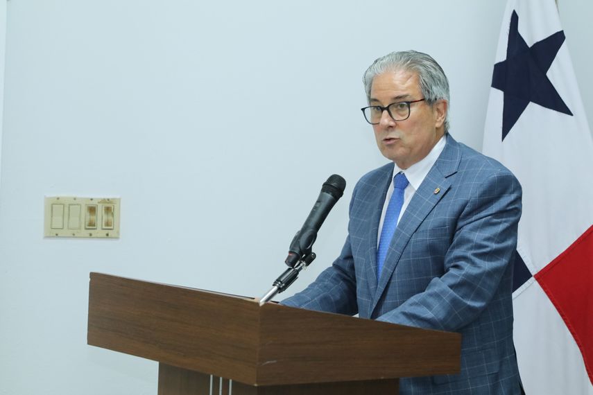 Titular del Minsa pide medidas correctivas ante mala atención de servidores de la salud