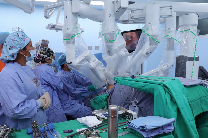 ION realiza la primera cirugía en sector público con sistema robótico Da Vinci Xi