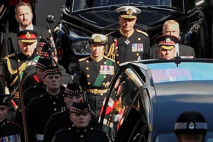 El ataúd de la reina Isabel II, frente al que desfilarán cientos de miles de personas hasta sus exequias, está hecho de roble inglés y forrado de plomo y fue fabricado hace más de 30 años, explicó el lunes el diario The Times. 