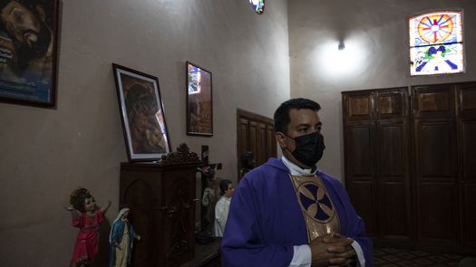 El precio de ser sacerdote en la empobrecida Venezuela