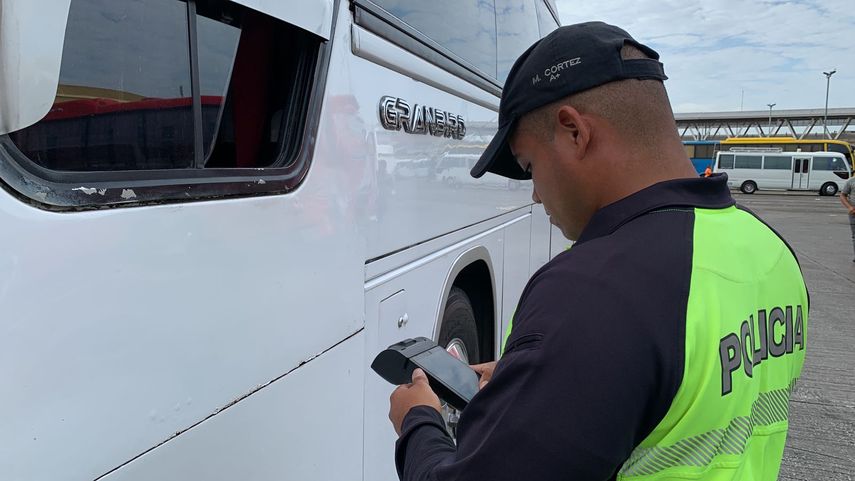 La Policía Nacional a través de la Dirección Nacional de Operaciones de Tránsito y la Autoridad de Tránsito y Transporte Terrestre (ATTT) mantienen en estos momentos un operativo en la Gran Terminal Nacional de Transporte.