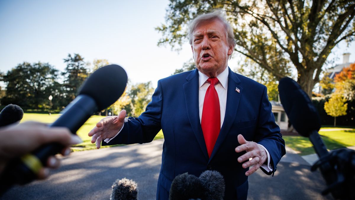 El presidente de Estados Unidos, Donald Trump, volvió este miércoles a insultar a periodistas al llamar tonta a una reportera de CNN y estúpida a otra de ABC News que le preguntaban por la liberación de un estadounidense detenido en Rusia. El presidente de Estados Unidos, Donald Trump, volvió este miércoles a insultar a periodistas al llamar tonta a una reportera de CNN y estúpida a otra de ABC News que le preguntaban por la liberación de un estadounidense detenido en Rusia.