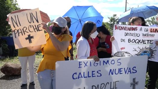 Residentes y autoridades de Boquete realizaron una protesta en Caldera como medida de presión por el mal estado de las calles.