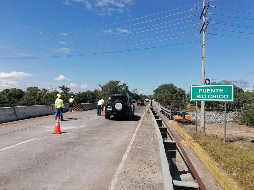 Personal del MOP comenzó con los trabajos del puente vehicular gemelo sobre el río Chico entre los distritos de Boquerón y Bugaba en Chiriquí.&nbsp;