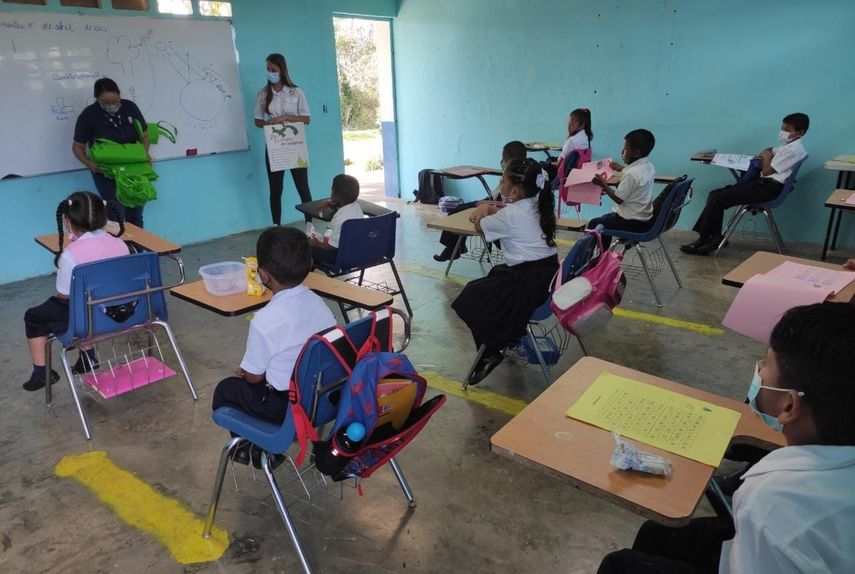 Con el objetivo de llevar programas de reciclaje y cambio climático a la comunidad de Cañas Gordas en Renacimiento