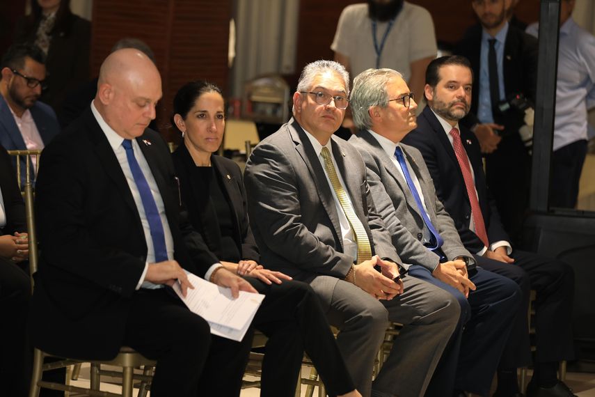 Varios ministros del gobierno de Mulino estuvieron presentes en el acto de lanzamiento. Varios ministros del gobierno de Mulino estuvieron presentes en el acto de lanzamiento.