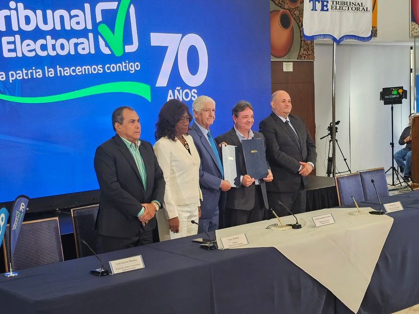 Medcom y el Tribunal Electoral durante la firma en presencia de la ministra de Educación