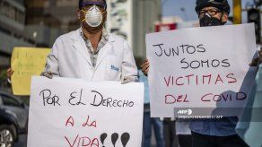 Médicos peruanos protestan por falta de equipos de seguridad