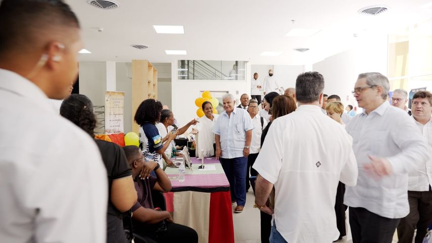 En medio de un ambiente festivo y lleno de color, el presidente de la República, José Raúl Mulino, recorrió este viernes la III Feria Internacional del Libro de Colón. En medio de un ambiente festivo y lleno de color, el presidente de la República, José Raúl Mulino, recorrió este viernes la III Feria Internacional del Libro de Colón.