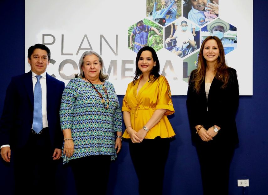 Con el propósito de comenzar el proceso de transición de forma clara y ordenada, la ministra de Desarrollo Social (MIDES), María Inés Castillo, y la viceministra, Milagros Ramos Castro, se reunieron con la ministra designada, Beatriz Carles de Arango, y algunos miembros de su equipo de trabajo. Con el propósito de comenzar el proceso de transición de forma clara y ordenada, la ministra de Desarrollo Social (MIDES), María Inés Castillo, y la viceministra, Milagros Ramos Castro, se reunieron con la ministra designada, Beatriz Carles de Arango, y algunos miembros de su equipo de trabajo.
