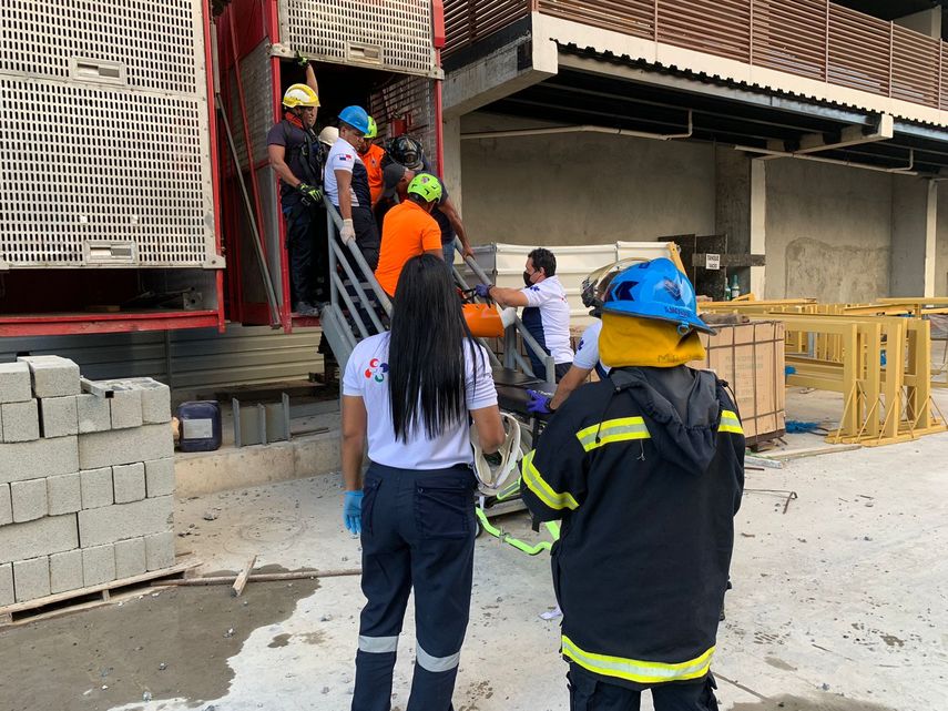 Panamá: Tres personas mueren tras el desplome de una grúa