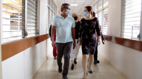 Ministra de Salud recorre hospital Nicolás Solano y entrega insumos