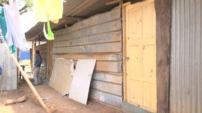 Los dormitorios han sido construidos entre los docentes y padres de familia con palos, zinc y madera en espera de la promesa por parte del Meduca de brindar sitios adecuados a los docentes que deben residir en estas áreas. &nbsp;