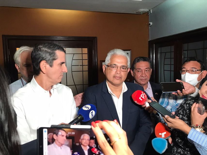 En la reunión participaron Rómulo Roux, José Isabel Blandón, José Álvarez y Daniel Brea.