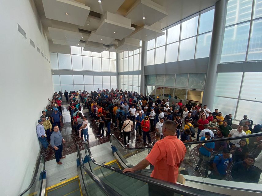 Minera indemniza a 5.000 trabajadores despedidos en Panamá. Minera indemniza a 5.000 trabajadores despedidos en Panamá.