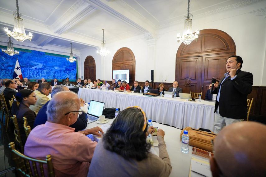 En una nueva sesión de la Mesa de Salud, convocada por el presidente de la República, José Raúl Mulino, se analizaron dos temas cruciales para el mejoramiento del sistema sanitario panameño. En una nueva sesión de la Mesa de Salud, convocada por el presidente de la República, José Raúl Mulino, se analizaron dos temas cruciales para el mejoramiento del sistema sanitario panameño.