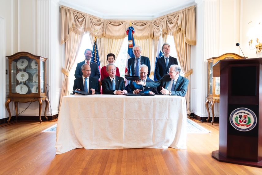 La Corporación AES anunció la firma de una transacción regional que incluye la expansión de su alianza estratégica con el consorcio empresarial dominicano Grupo Linda y la incorporación como socio de la Administradora de Fondos de Inversión Popular (AFI Popular). La Corporación AES anunció la firma de una transacción regional que incluye la expansión de su alianza estratégica con el consorcio empresarial dominicano Grupo Linda y la incorporación como socio de la Administradora de Fondos de Inversión Popular (AFI Popular).